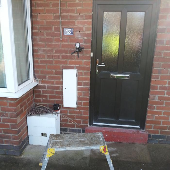 Tension test pull out rig measuring the strength of our newly installed cavity wall ties. &nbsp;this is a standard procedure after Installation of a new remedial wall tie system, our quality control and proof testing of the ties installed is undertaken using a random sampling method as described within BRE 401. A selection of ties, minimum of 3# per elevation are proof tested to a tensile load of 1Kn.
Our tests results are recorded and stored on file along with digital images of the test readings for future reference. We welcome our clients and their representatives to observe our proof testing methods.&nbsp;
